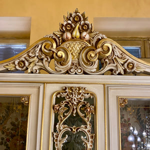 Gorgeous Hand Carved Italian Gilt Display Cabinet