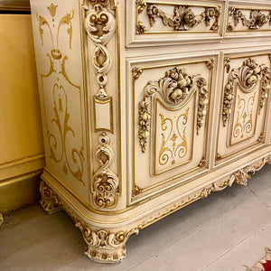 Gorgeous Hand Carved Italian Gilt Display Cabinet