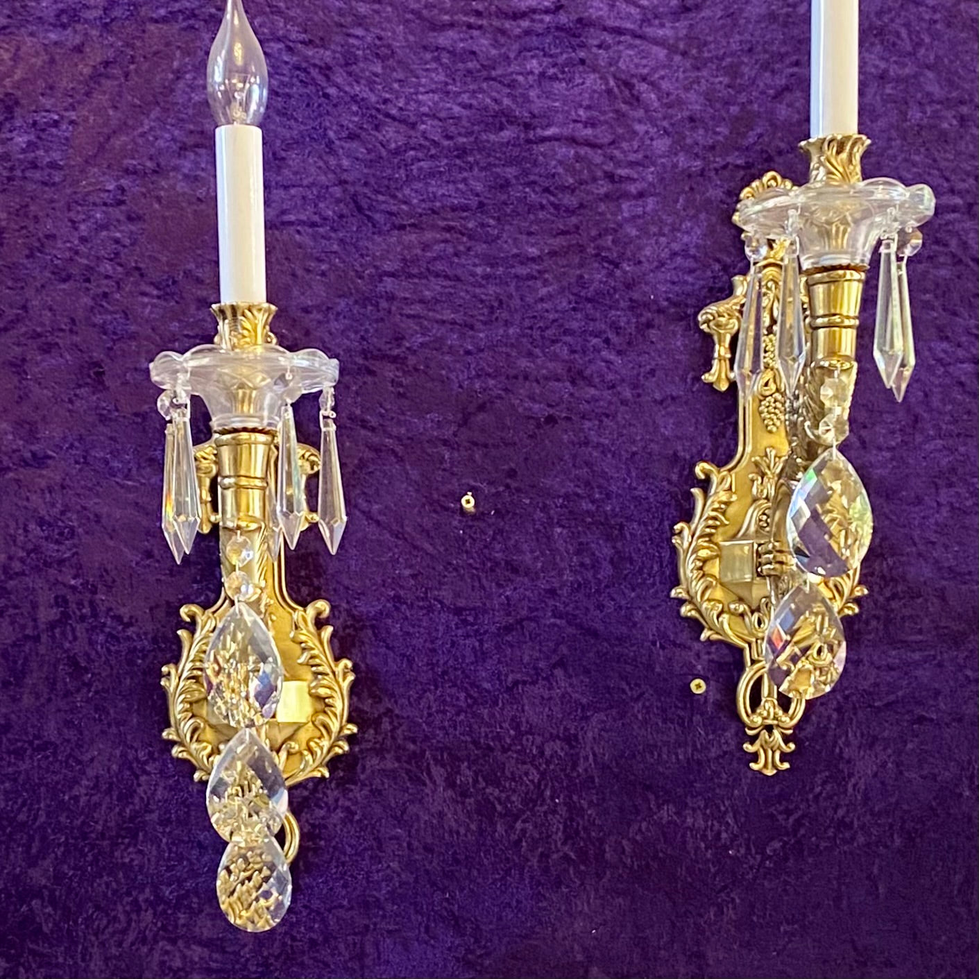 Elegant Single Brass Sconce with Crystal Drops