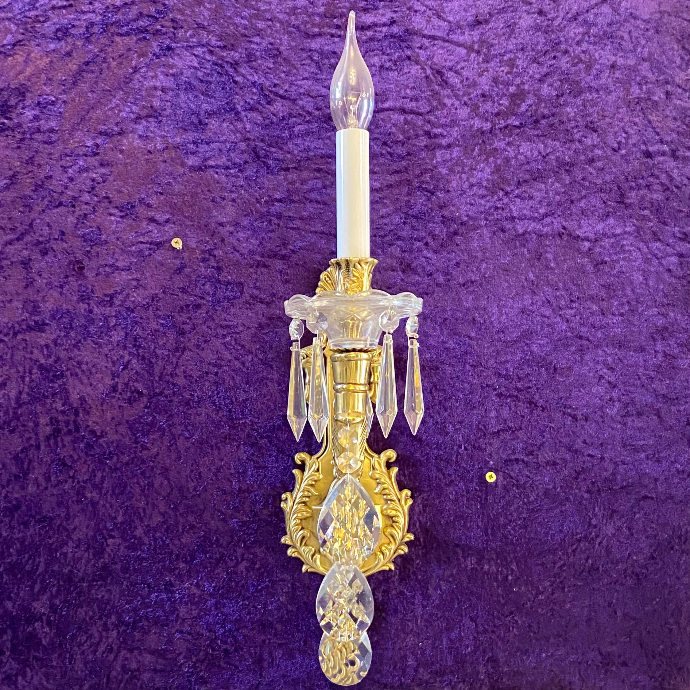 Elegant Single Brass Sconce with Crystal Drops